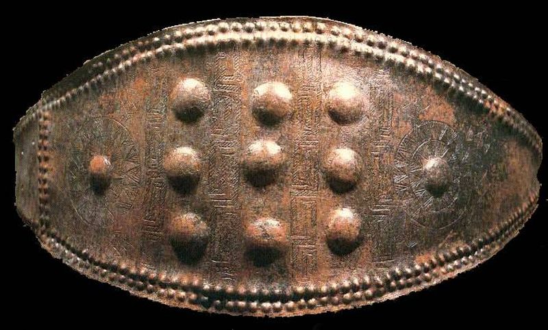 Cinturone villanoviano di bronzo decorato a sbalzo